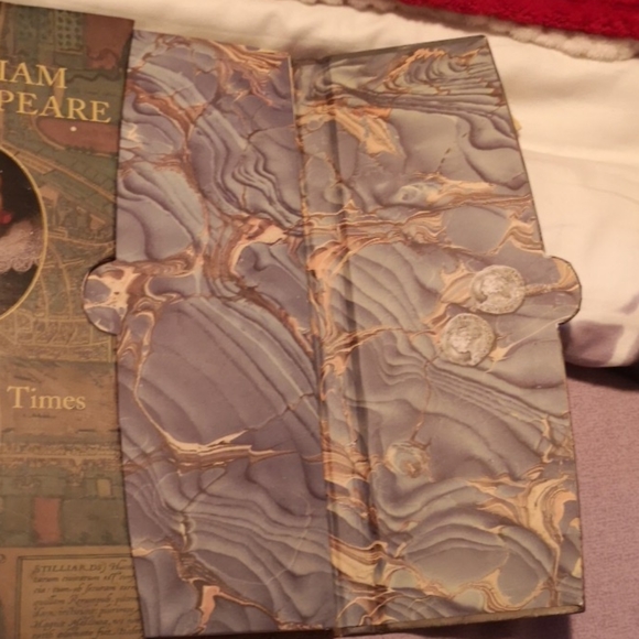 William Shakespeare Book - Picture 2 of 7